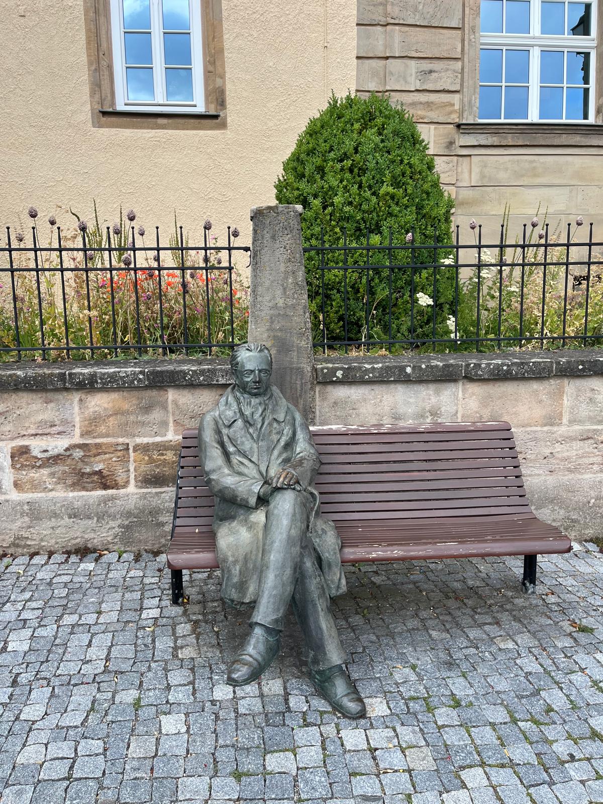 Goethe-Statue auf einer Bank