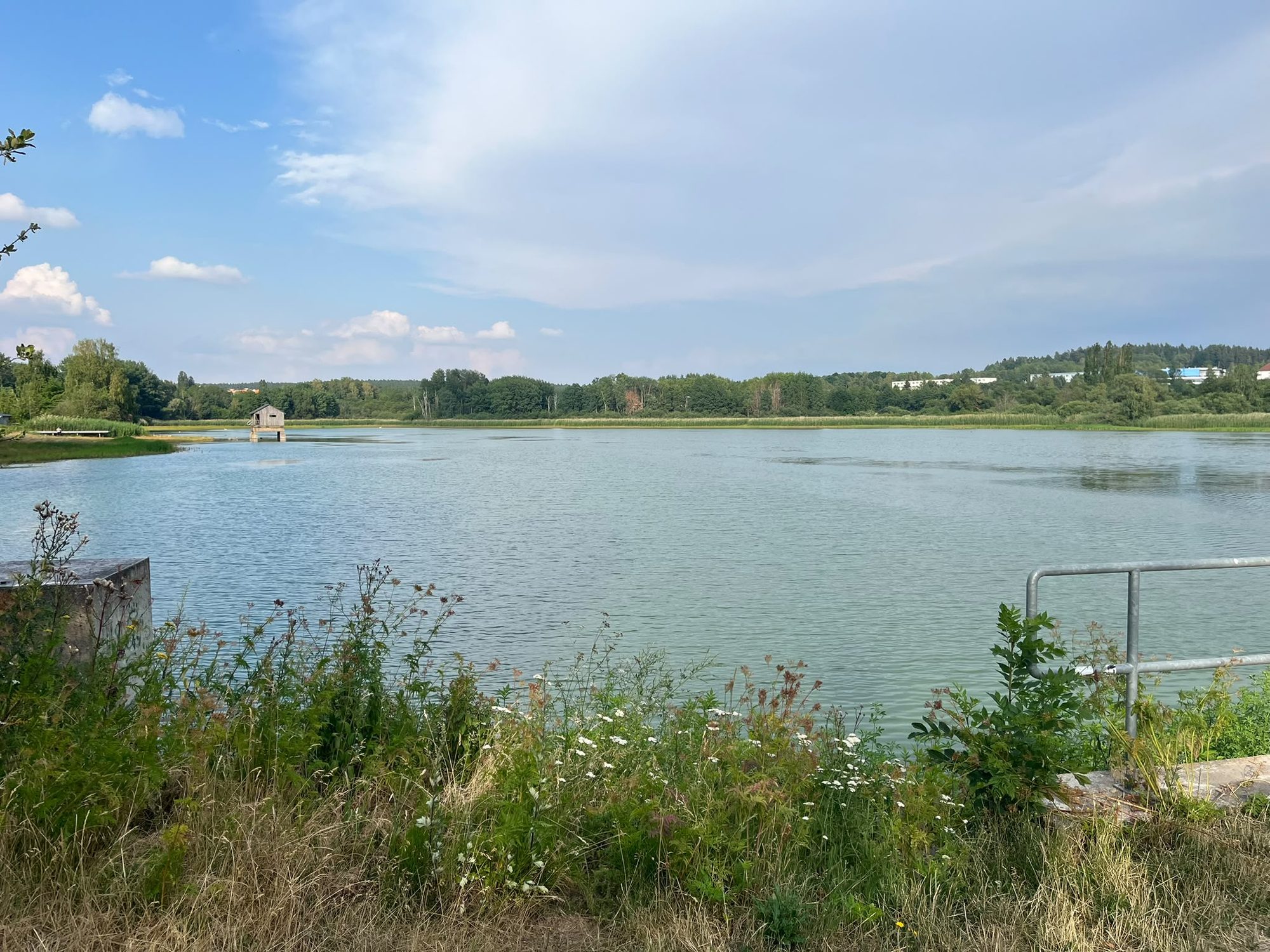 See unter blauem Sommerhimmel