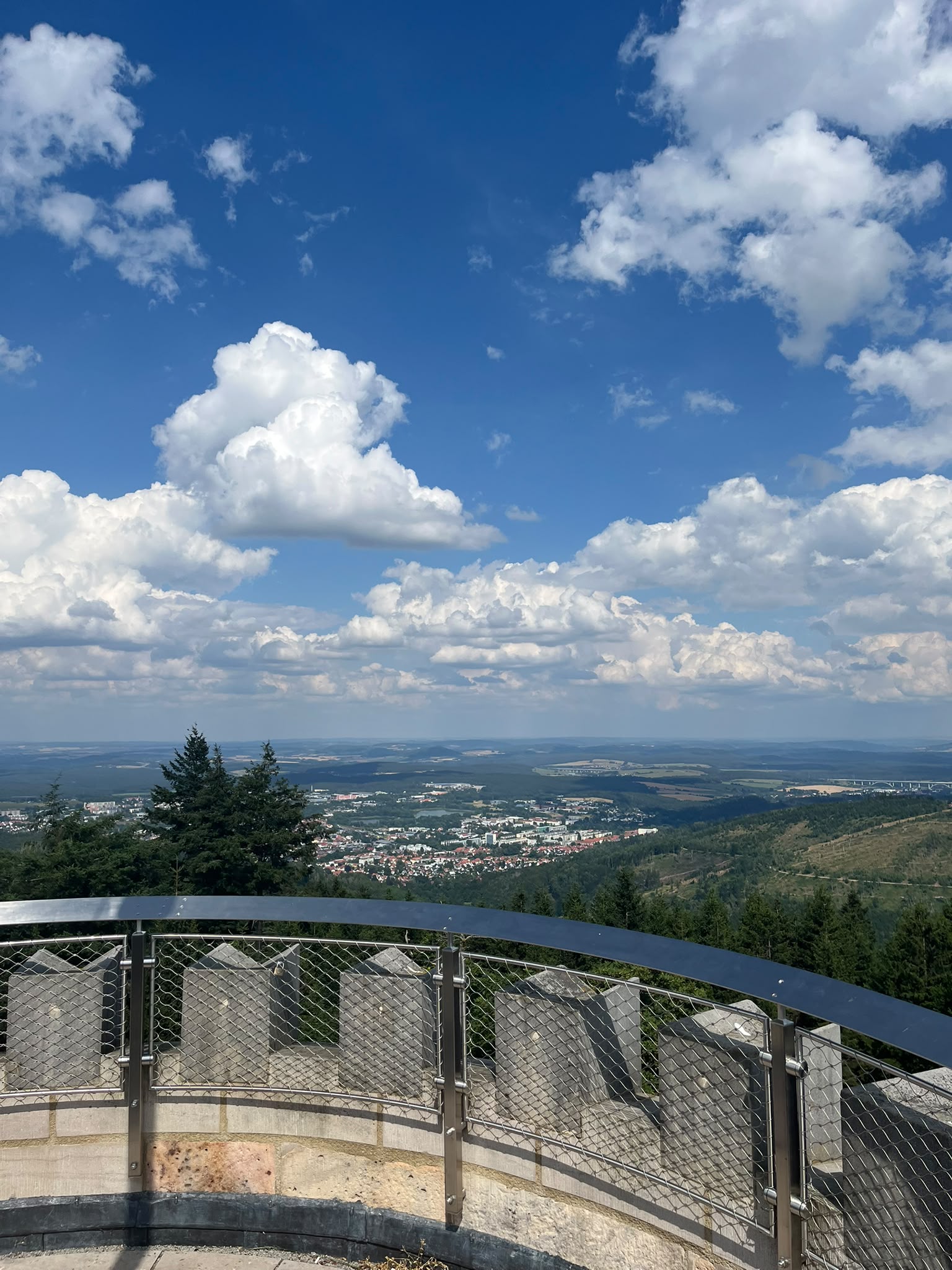 Hochformatiges Panorama von einer Aussichtsplattform