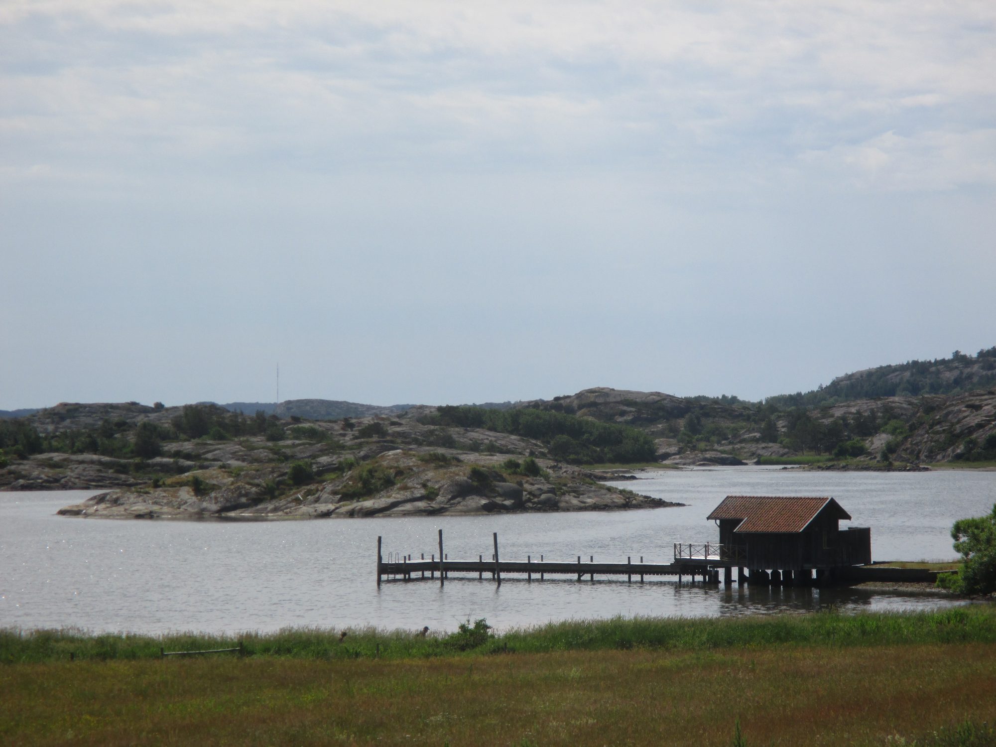 Blick ueber Wasser und Steg in Schweden