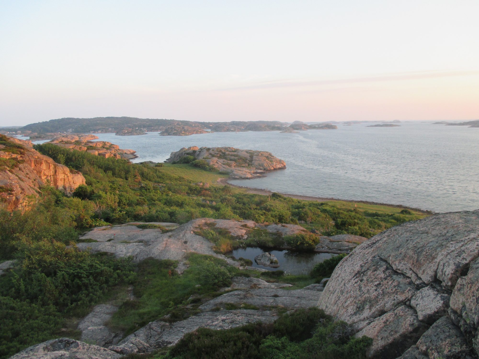 Schwedische Schaerenlandschaft im Abendlicht