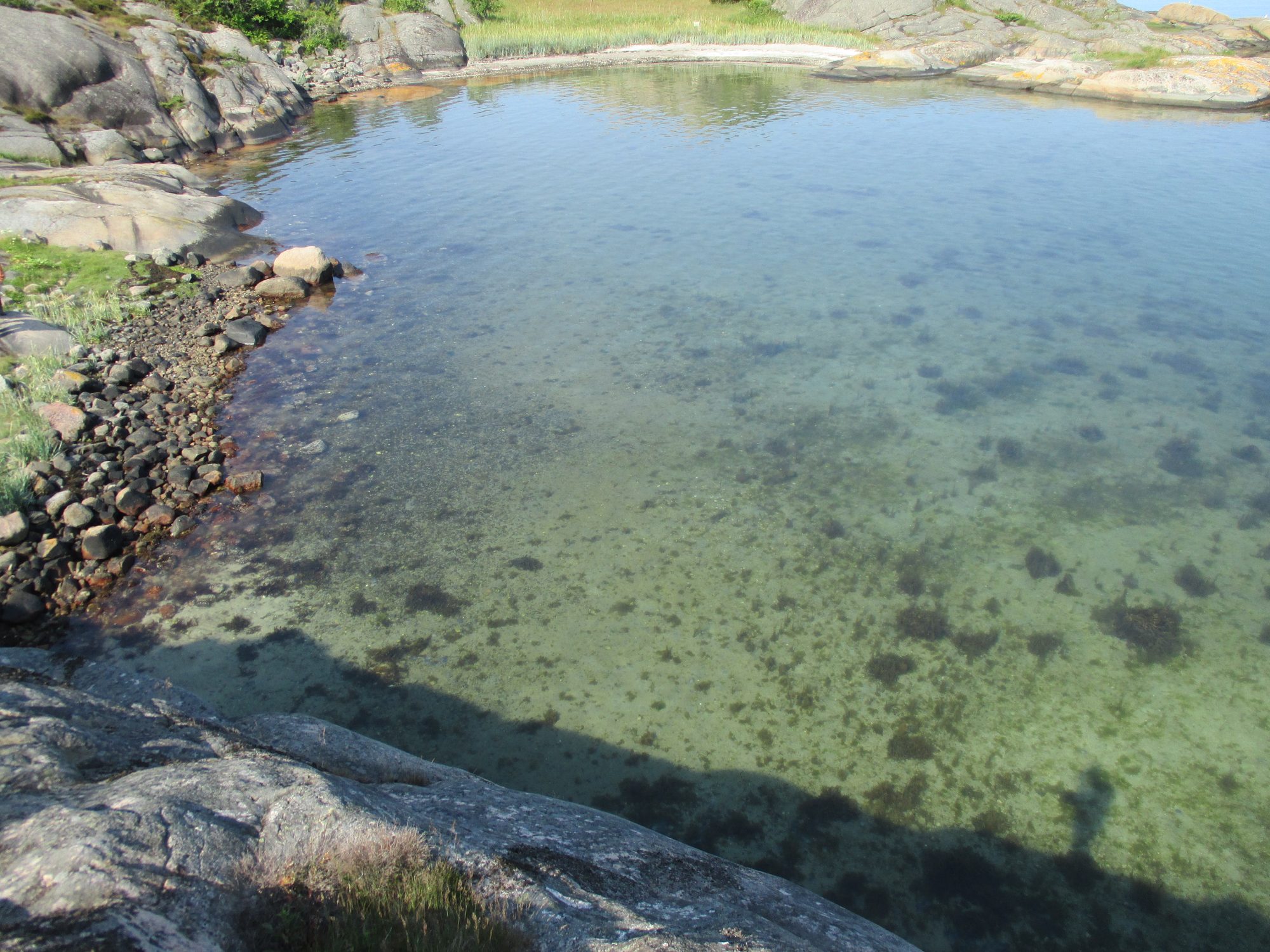 Klares Wasser zwischen Felsen