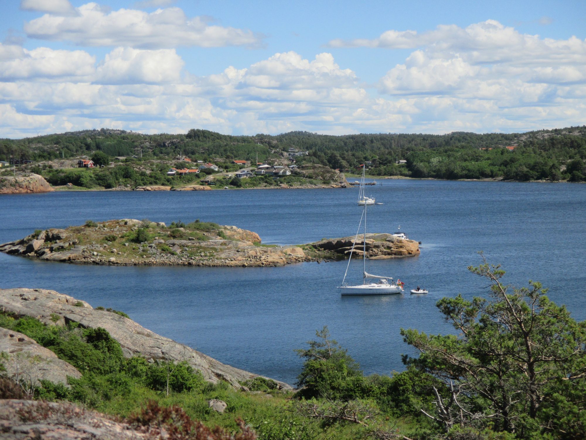 Blick ueber Inseln und Segelboot