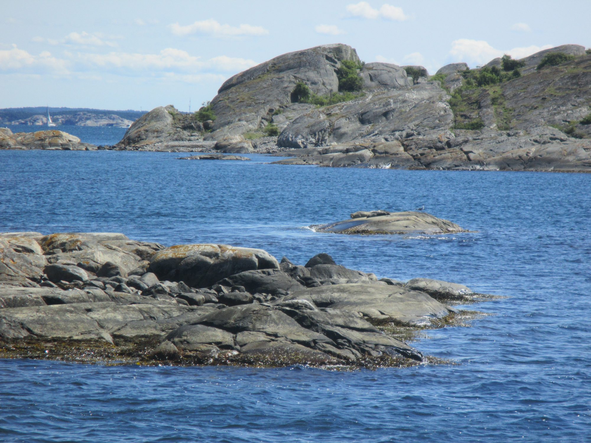 Felsen und Meer bei blauem Himmel